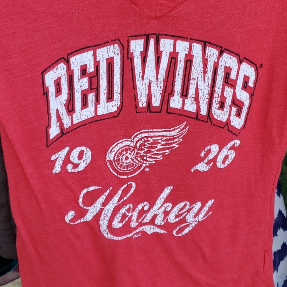 Red wings top - Picture 3 of 3